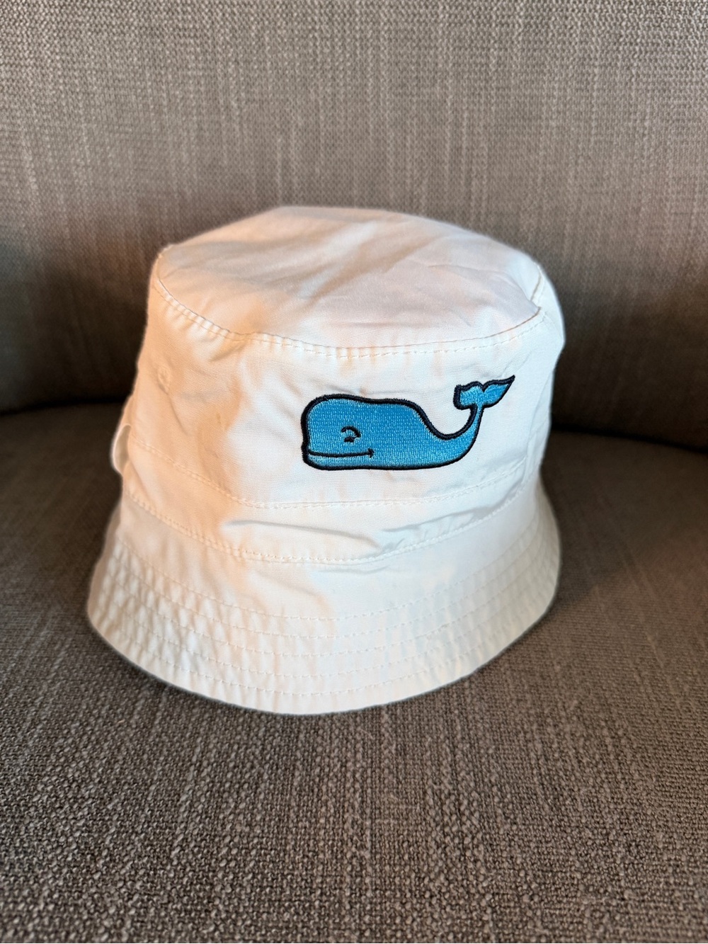 Vineyard Vines Infant White Bucket Hat with Blue Whale Patch - Reversible